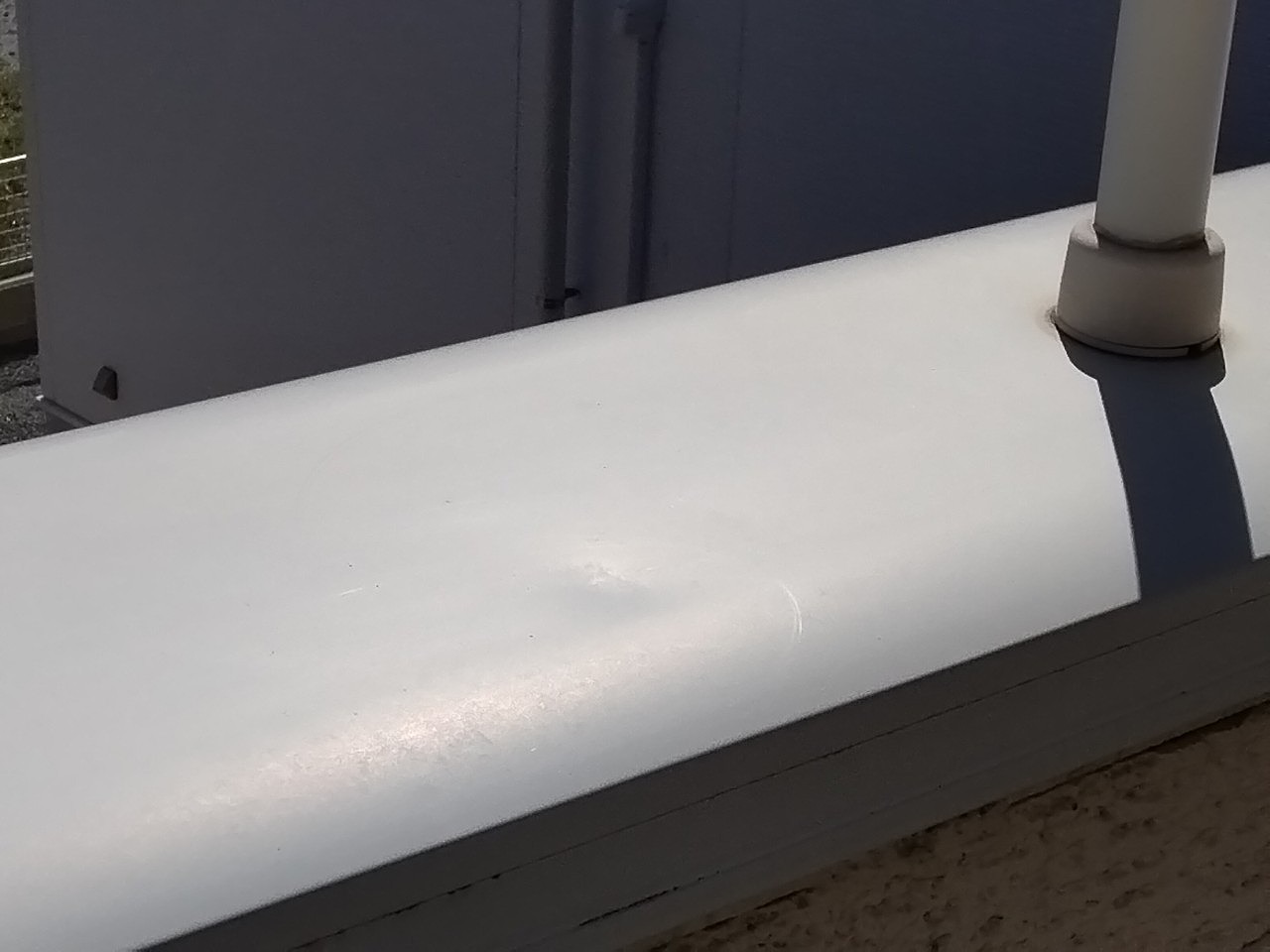 ベランダ笠木　アルミ製品　ヘコミ